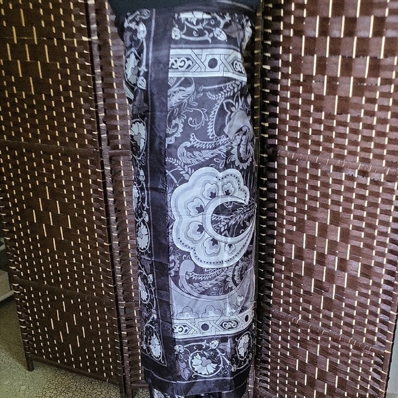 Elegant Black and White Patterned Shawl - Picture 4 of 8